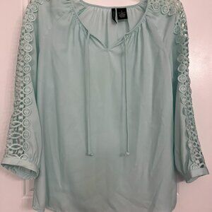 New Directions mint green top with eyelet lace sleeves